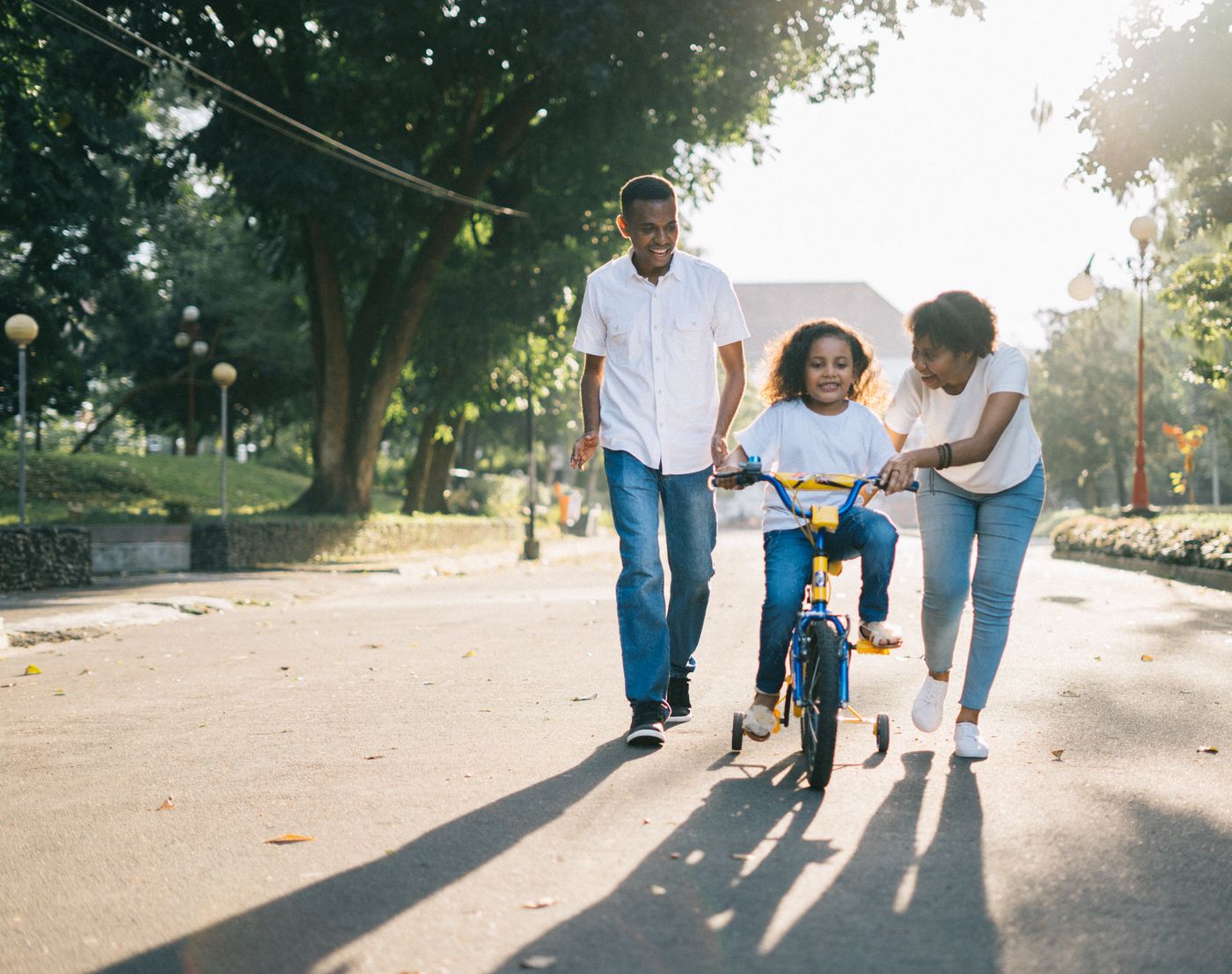 Família a caminhar junta num ambiente exterior