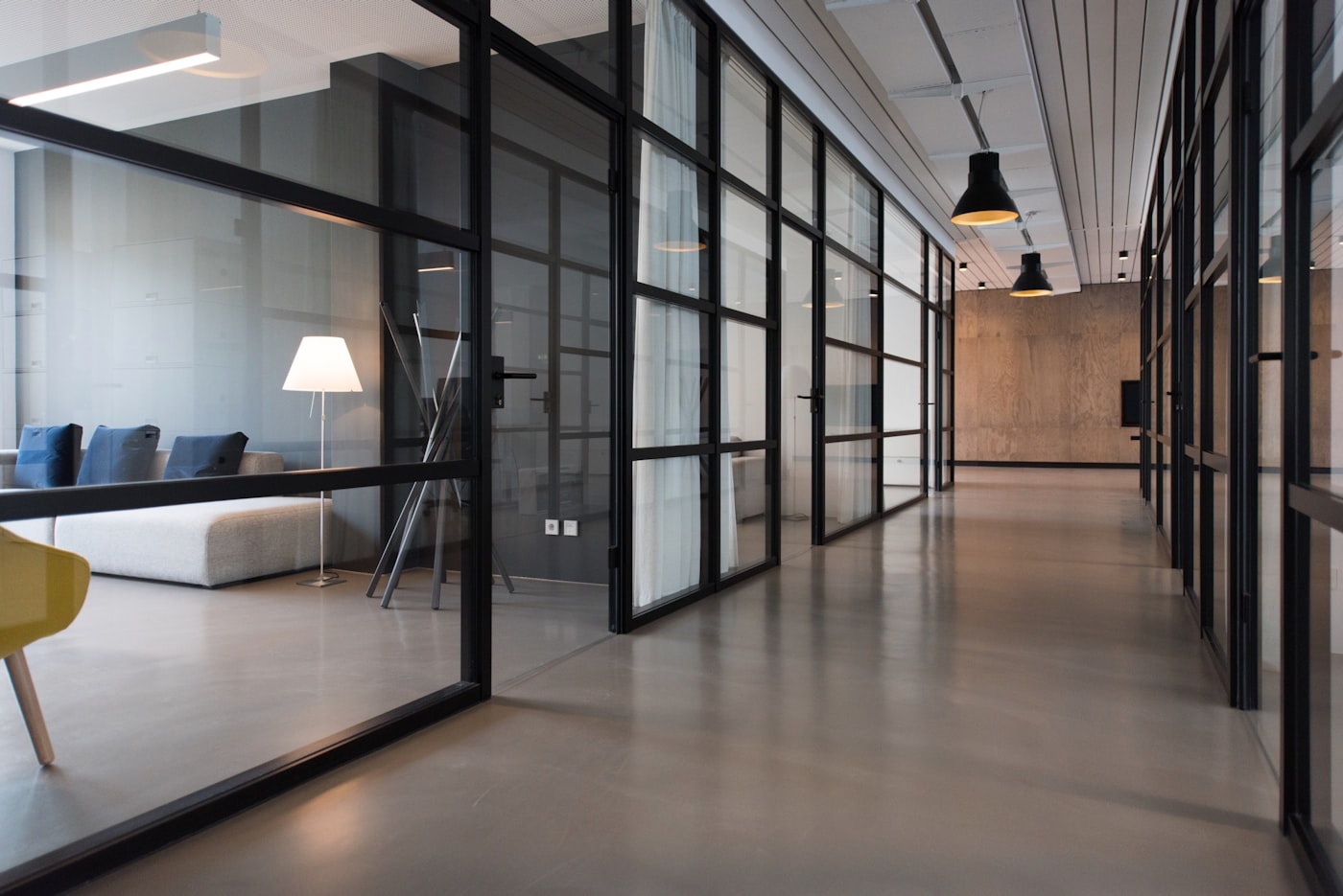 Espaço de escritório contemporâneo com luz natural
