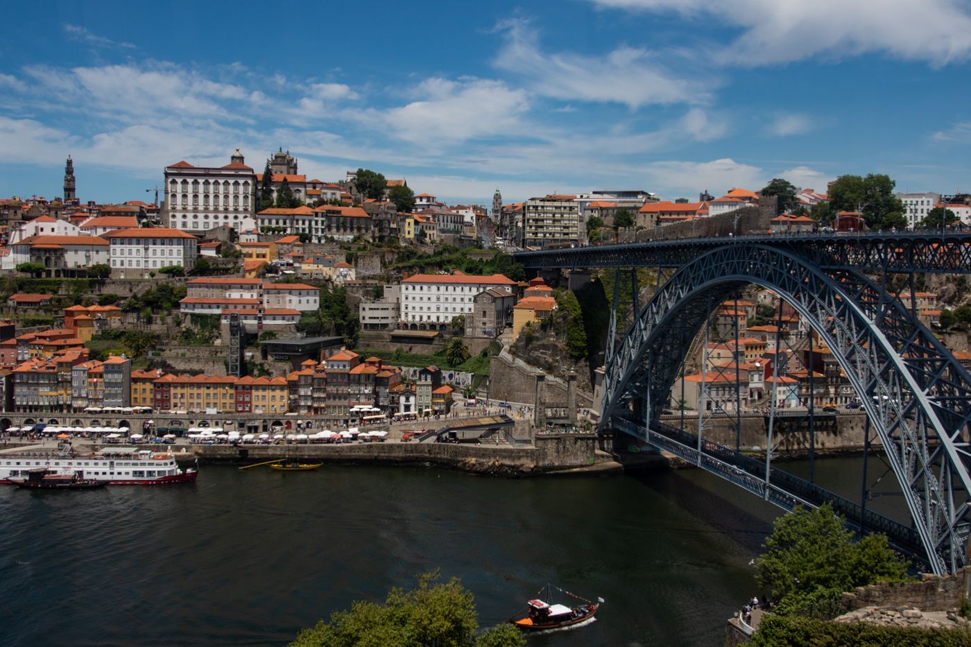 Vista de cidade portuguesa junto ao rio e colinas
